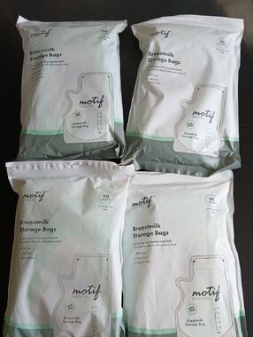Motif Breastmilk Storage Bags - White & Light Green Packaging 90 Count Lot Of 4
